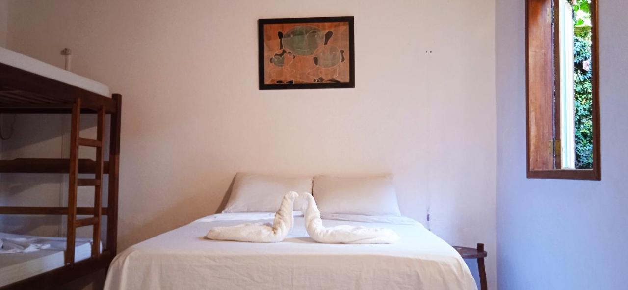 Novos Baianos Hostel E Pousada Porto Seguro Exteriör bild A bed with a towel animal