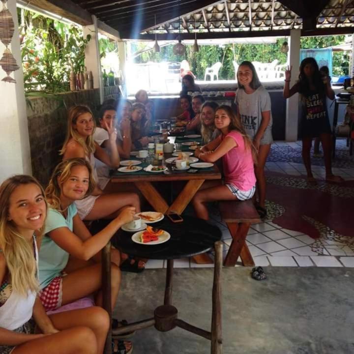 Novos Baianos Hostel E Pousada Porto Seguro Exteriör bild Foreign tourists in Mirissa