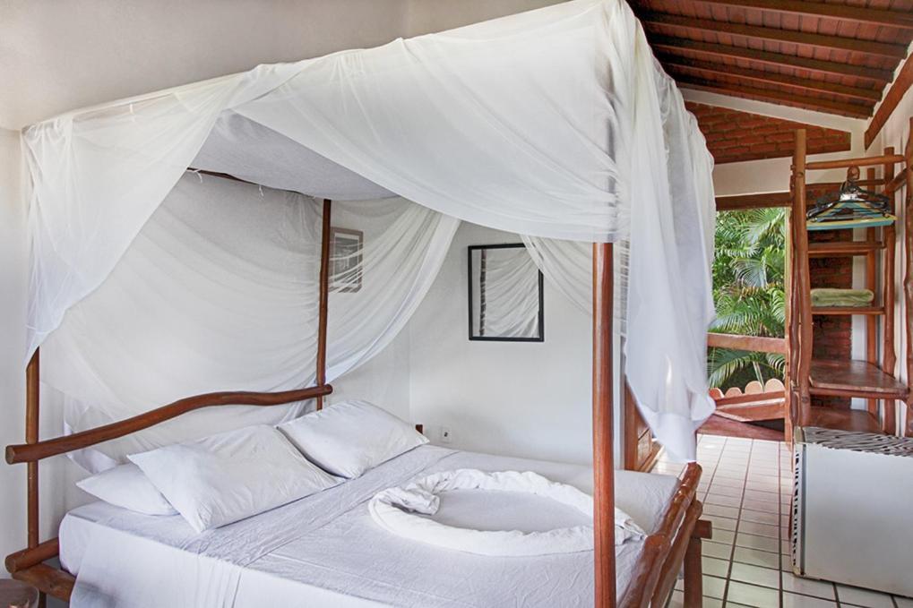 Novos Baianos Hostel E Pousada Porto Seguro Exteriör bild A mosquito net over a bed