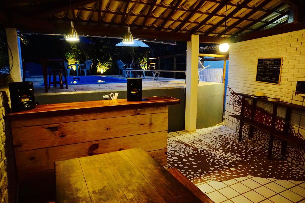 Novos Baianos Hostel E Pousada Porto Seguro Exteriör bild The bar at the beach resort
