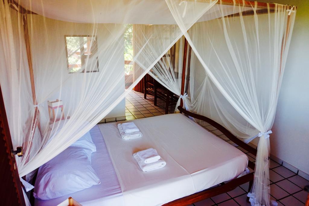 Novos Baianos Hostel E Pousada Porto Seguro Exteriör bild A mosquito net over a bed