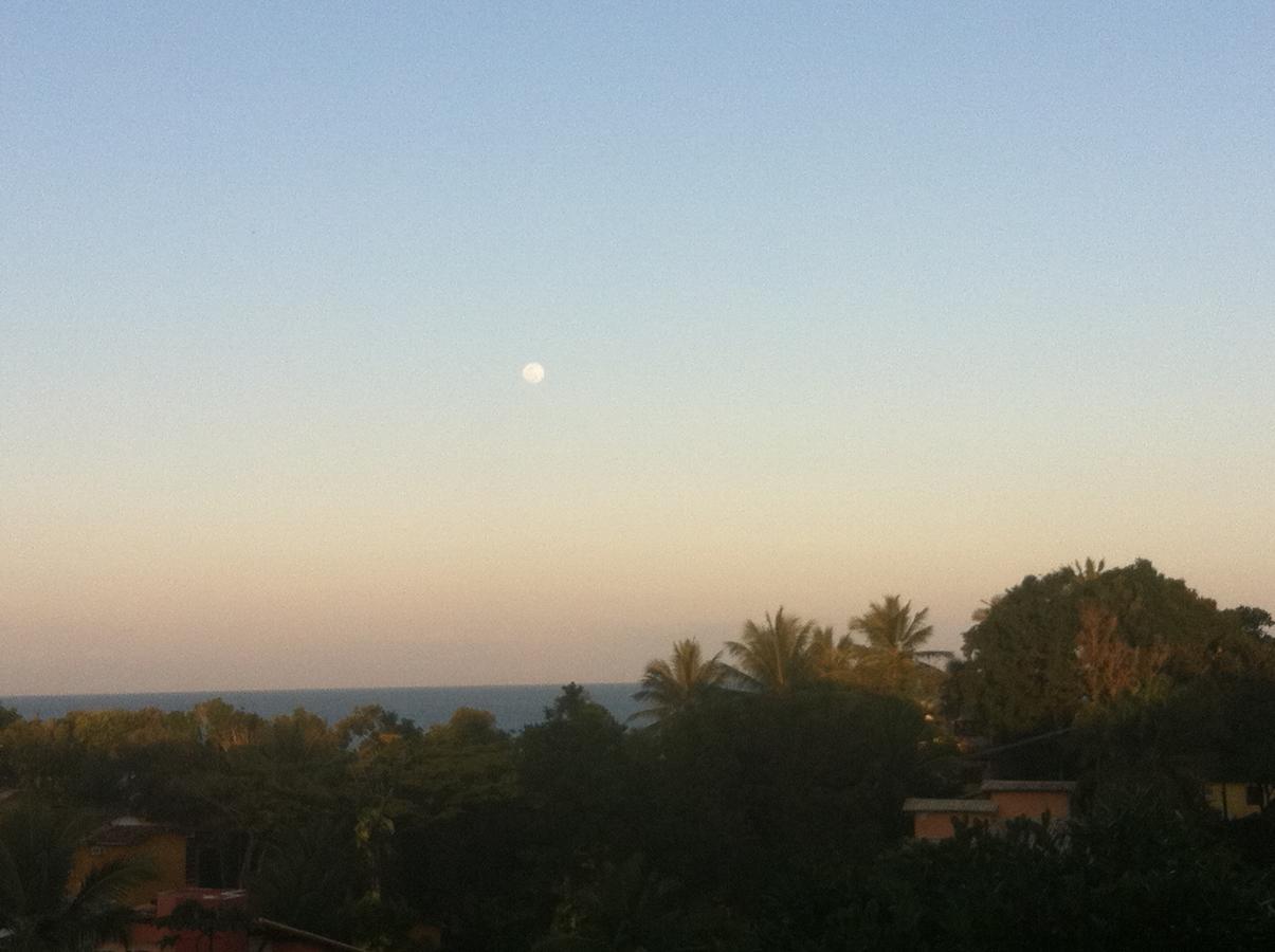 Novos Baianos Hostel E Pousada Porto Seguro Exteriör bild Moon over the Mediterranean Sea